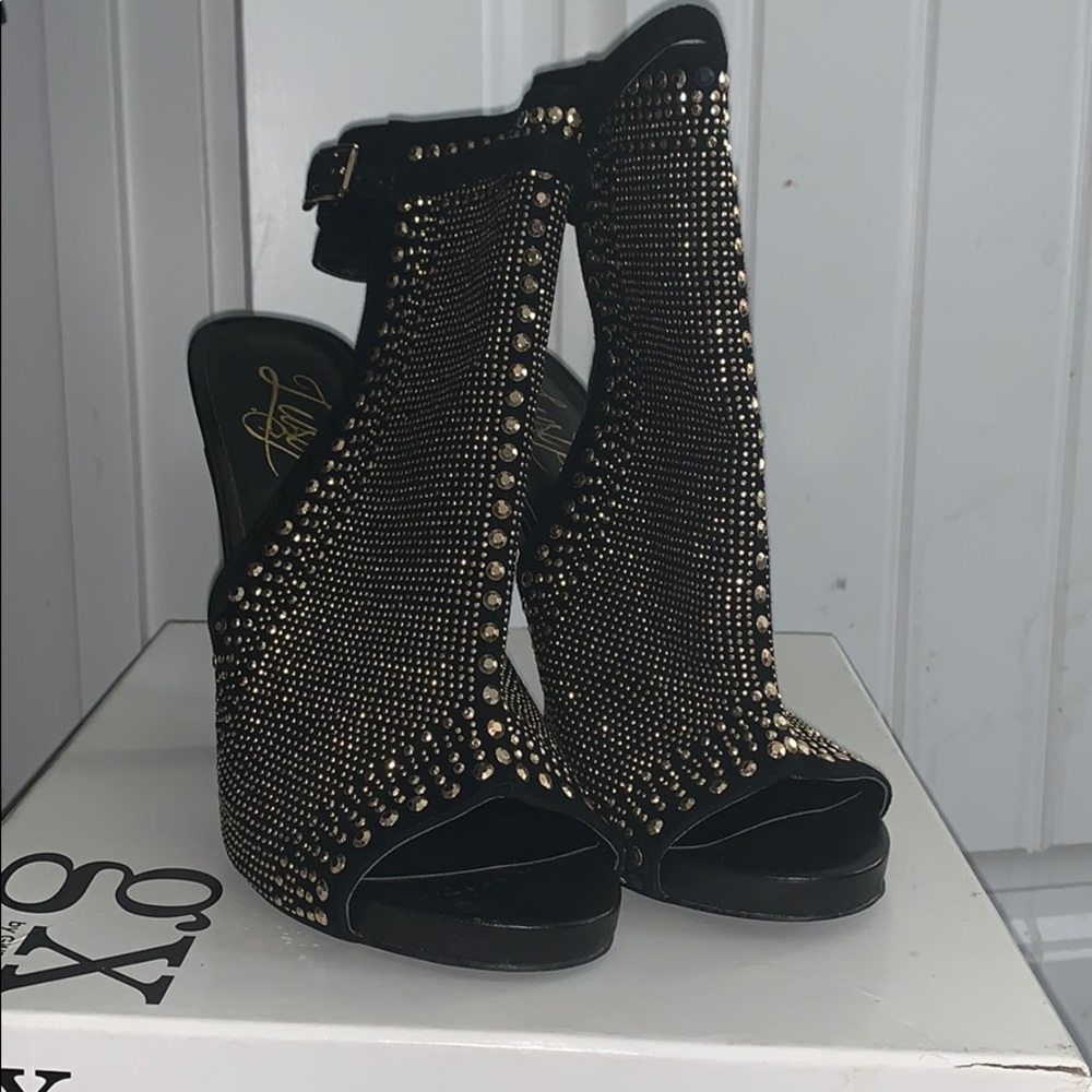 NEVER USED ALL BLACK AND GOLD STONES Heels.